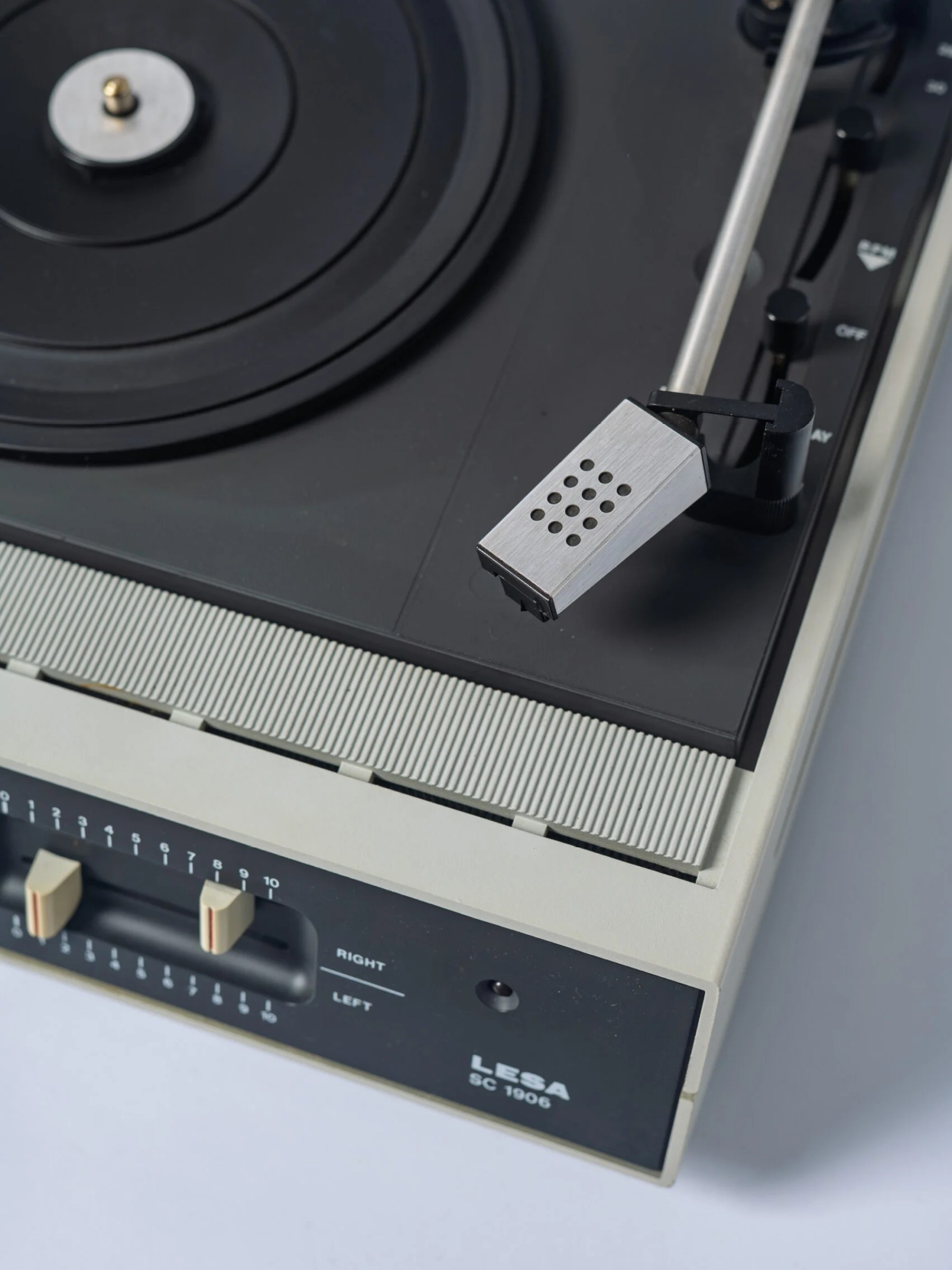 1970s space age ‘LESA’ turntable