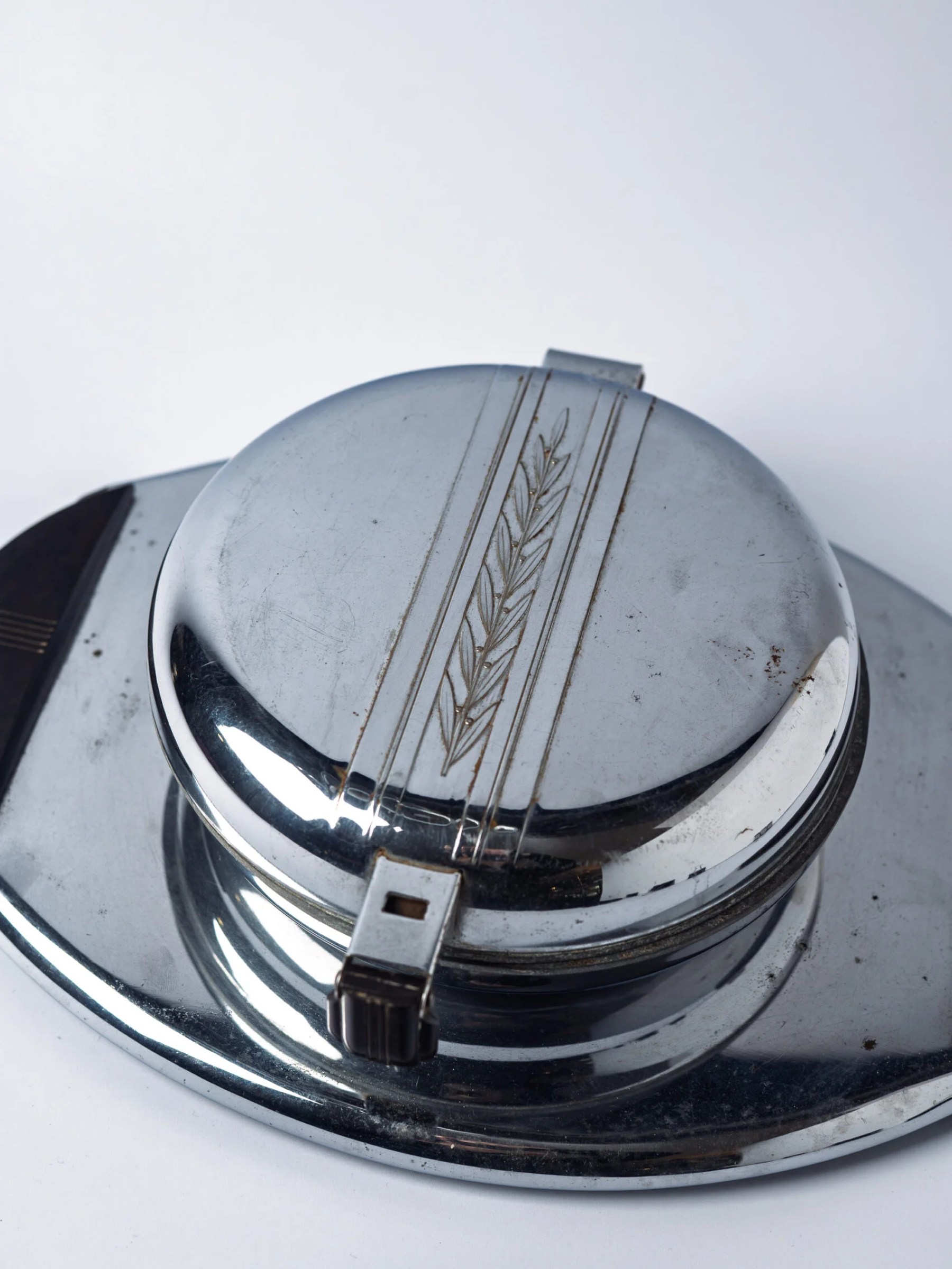 1930s Art Deco waffle maker