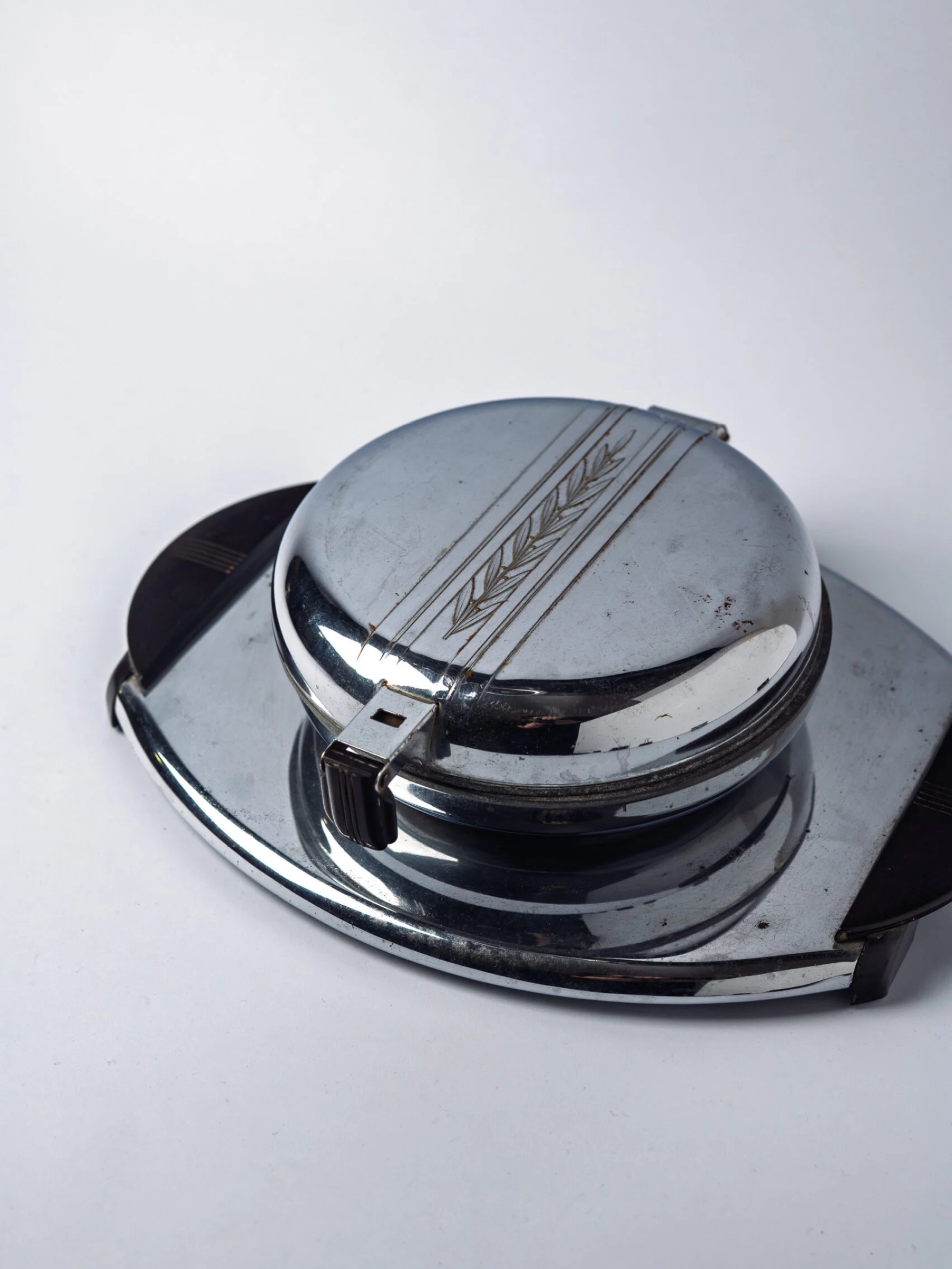 1930s Art Deco waffle maker