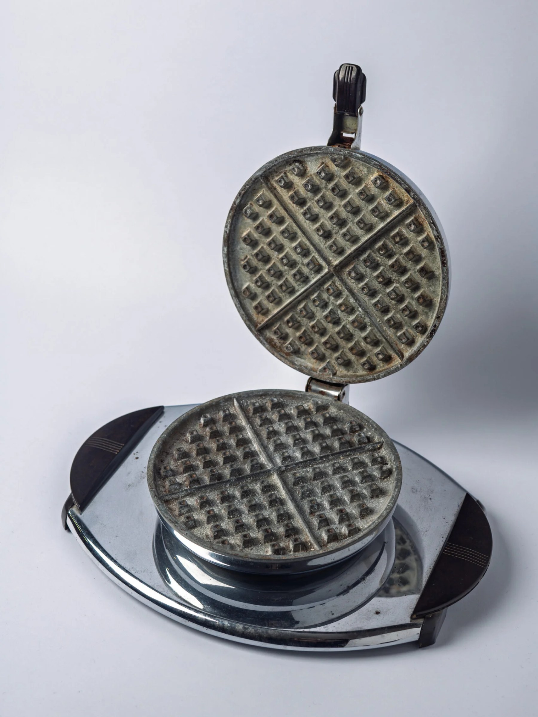 1930s Art Deco waffle maker