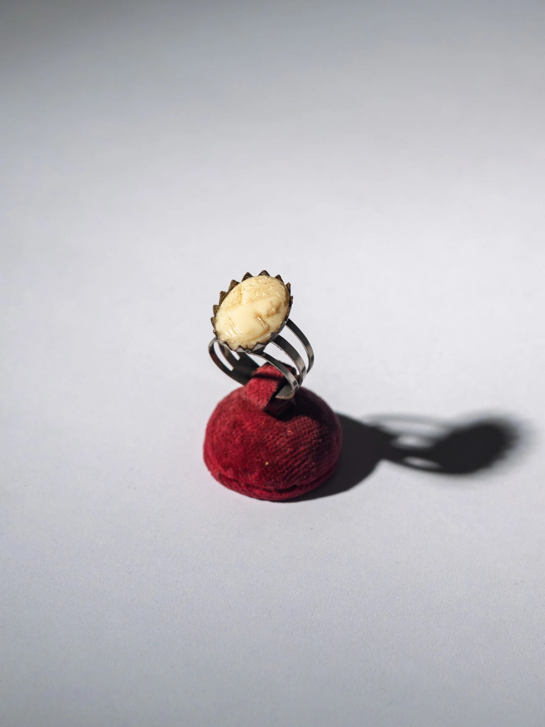 1960s Mid-Century Modern resin cameo adjustable ring
