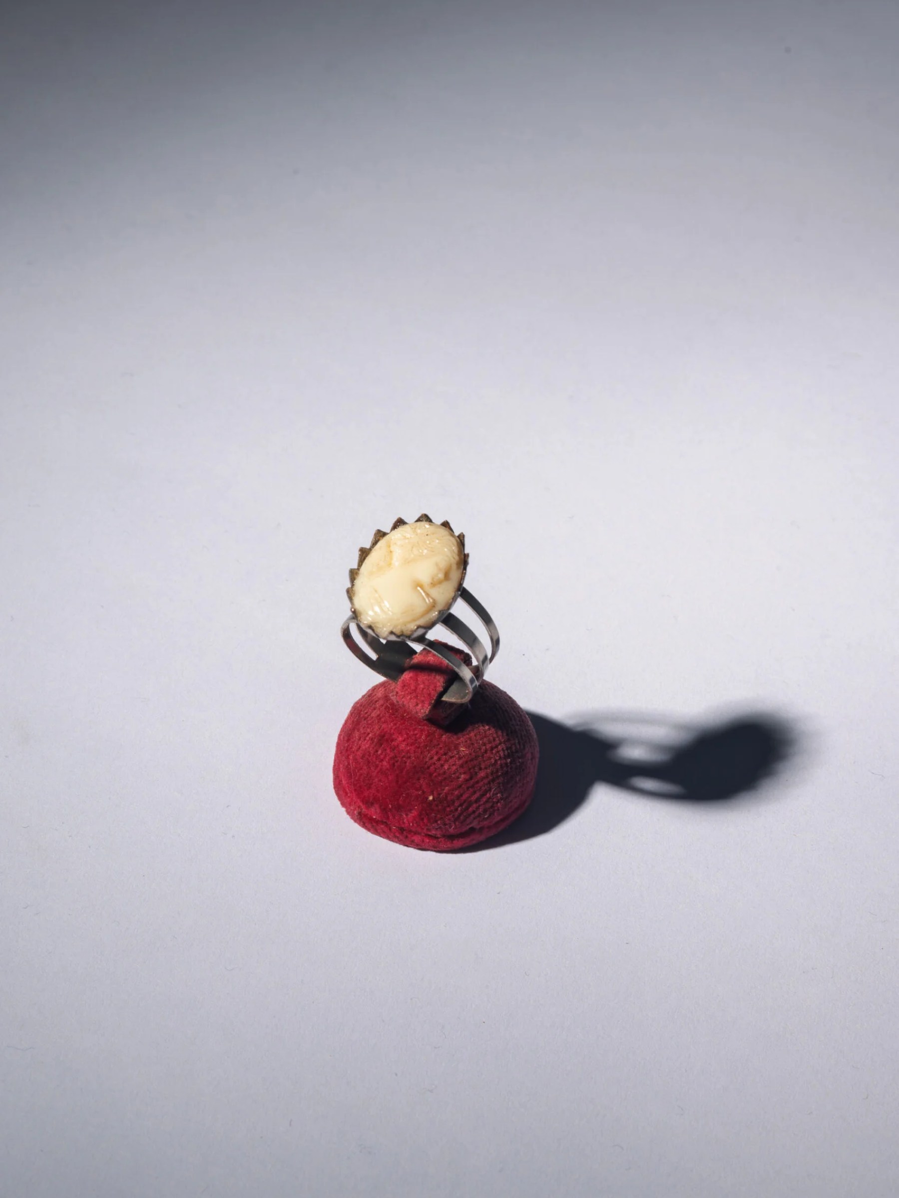 1960s Mid-Century Modern resin cameo adjustable ring