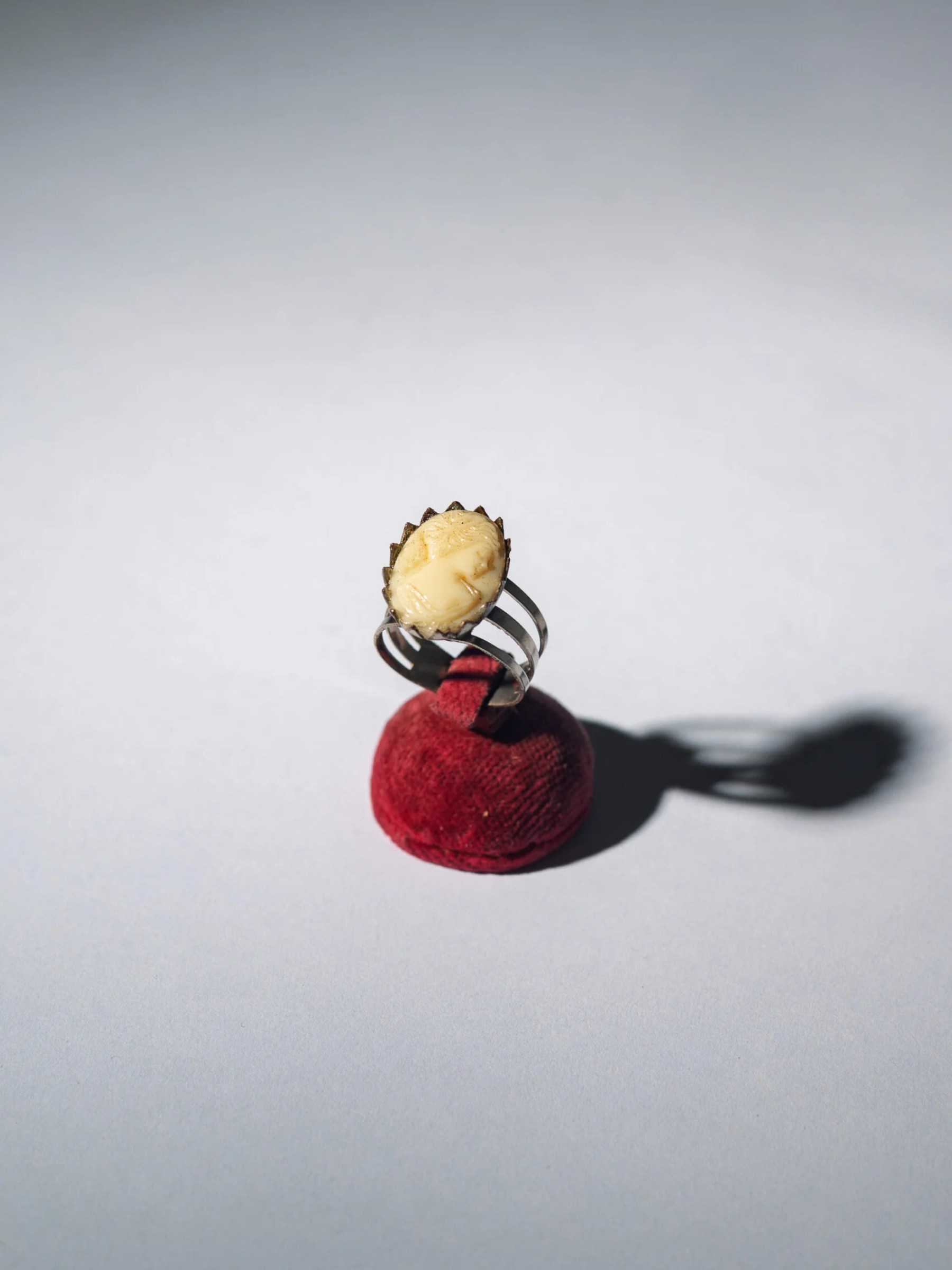 1960s Mid-Century Modern resin cameo adjustable ring