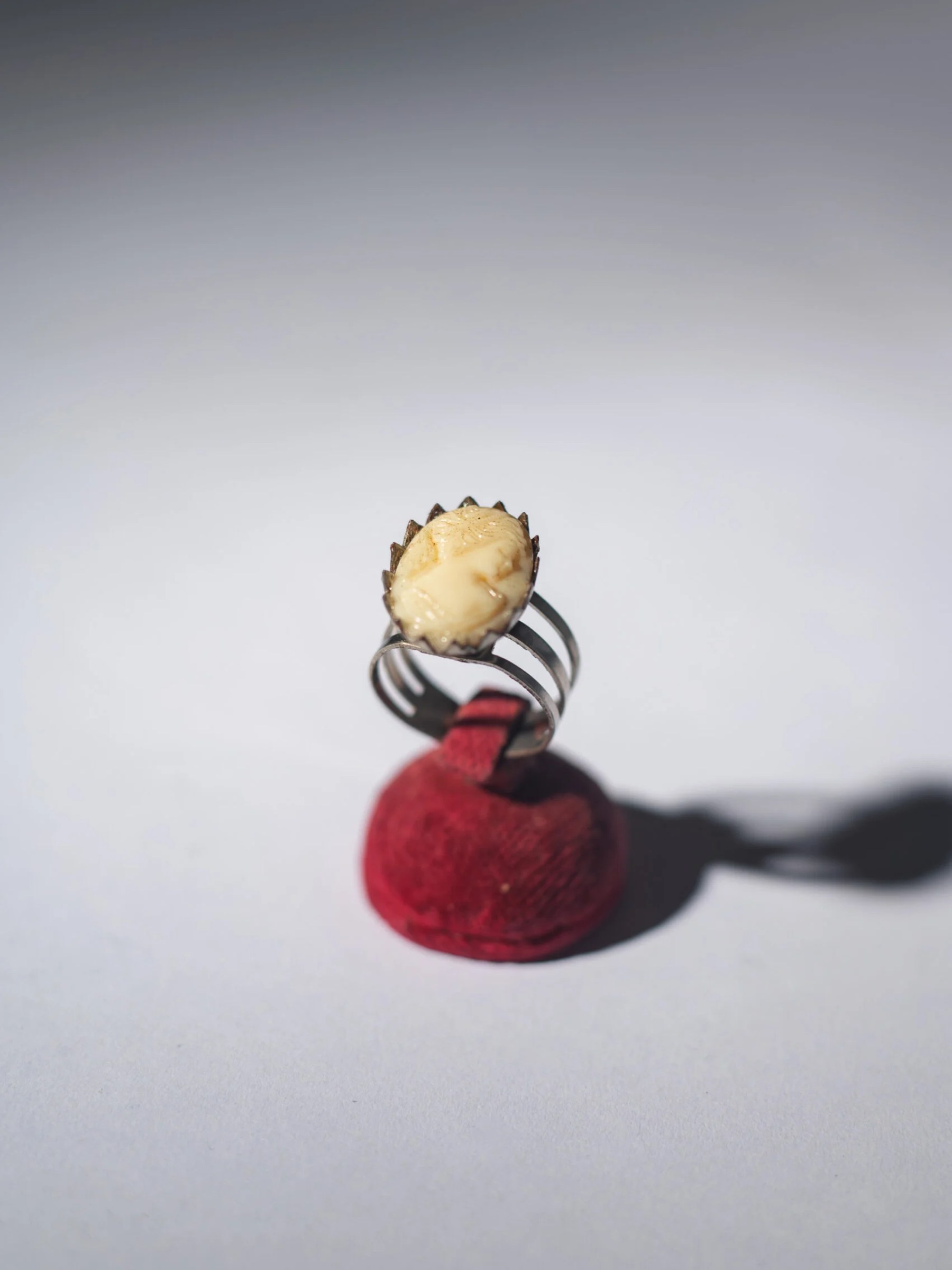 1960s Mid-Century Modern resin cameo adjustable ring