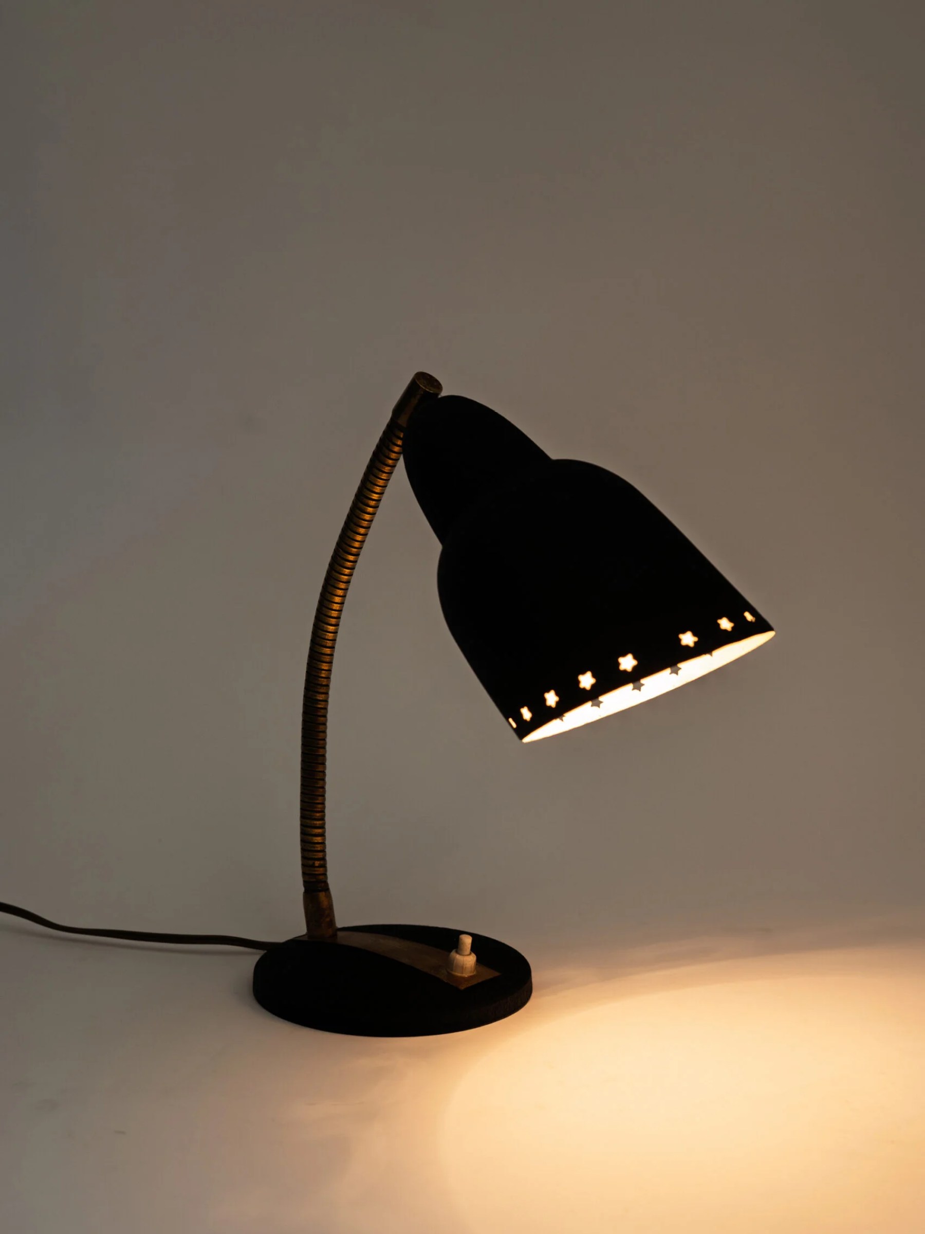 1950s MCM gooseneck brass & painted aluminium desk – table lamp