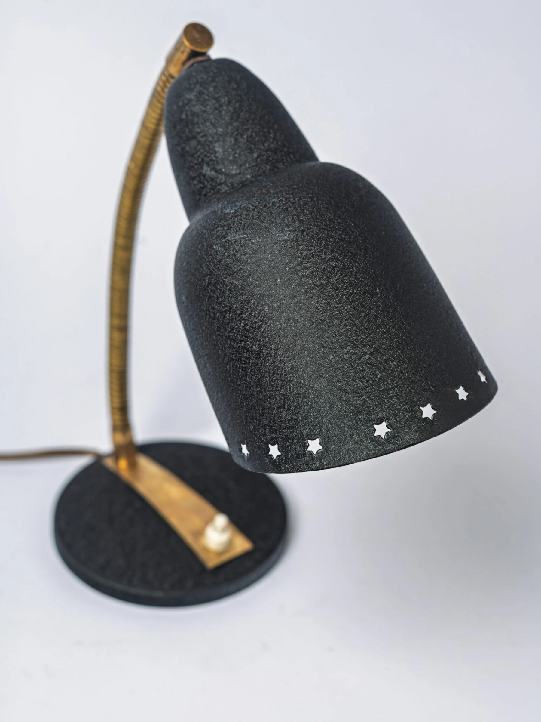 1950s MCM gooseneck brass & painted aluminium desk – table lamp
