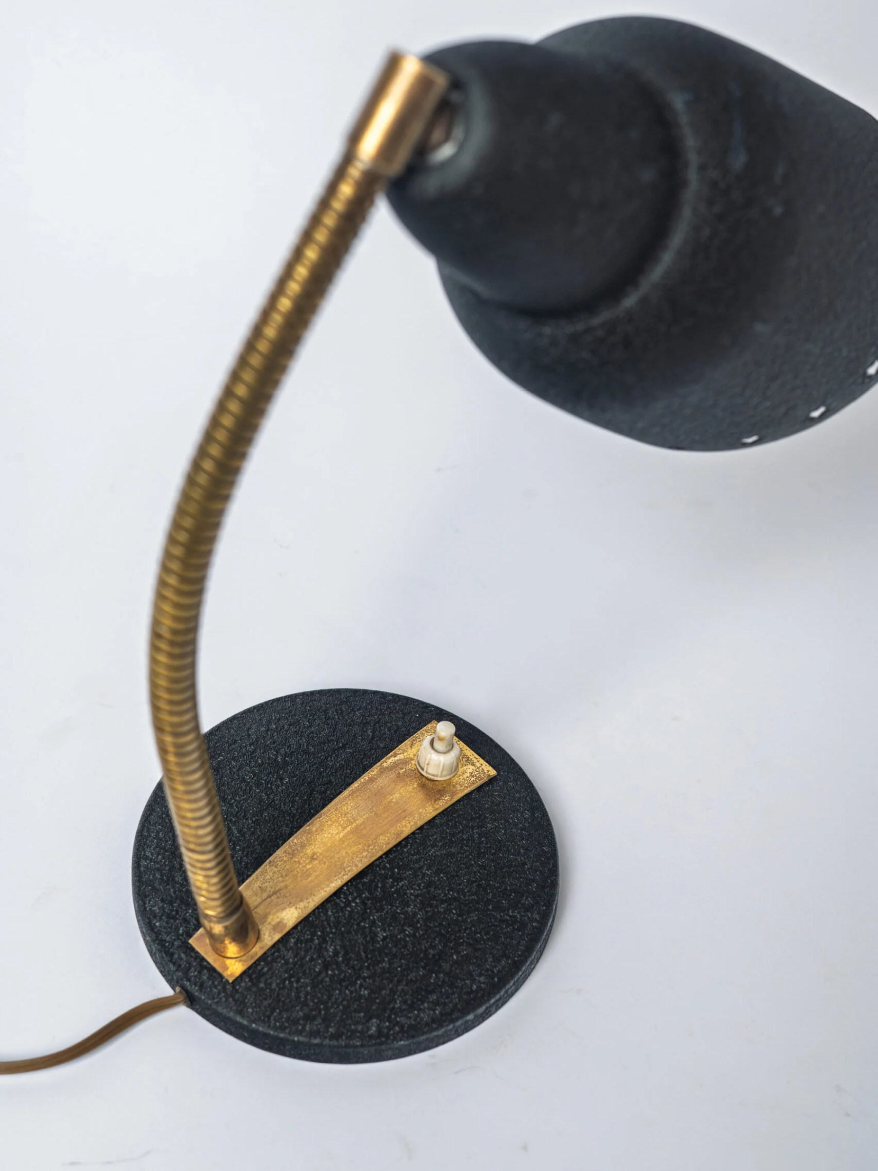 1950s MCM gooseneck brass & painted aluminium desk – table lamp