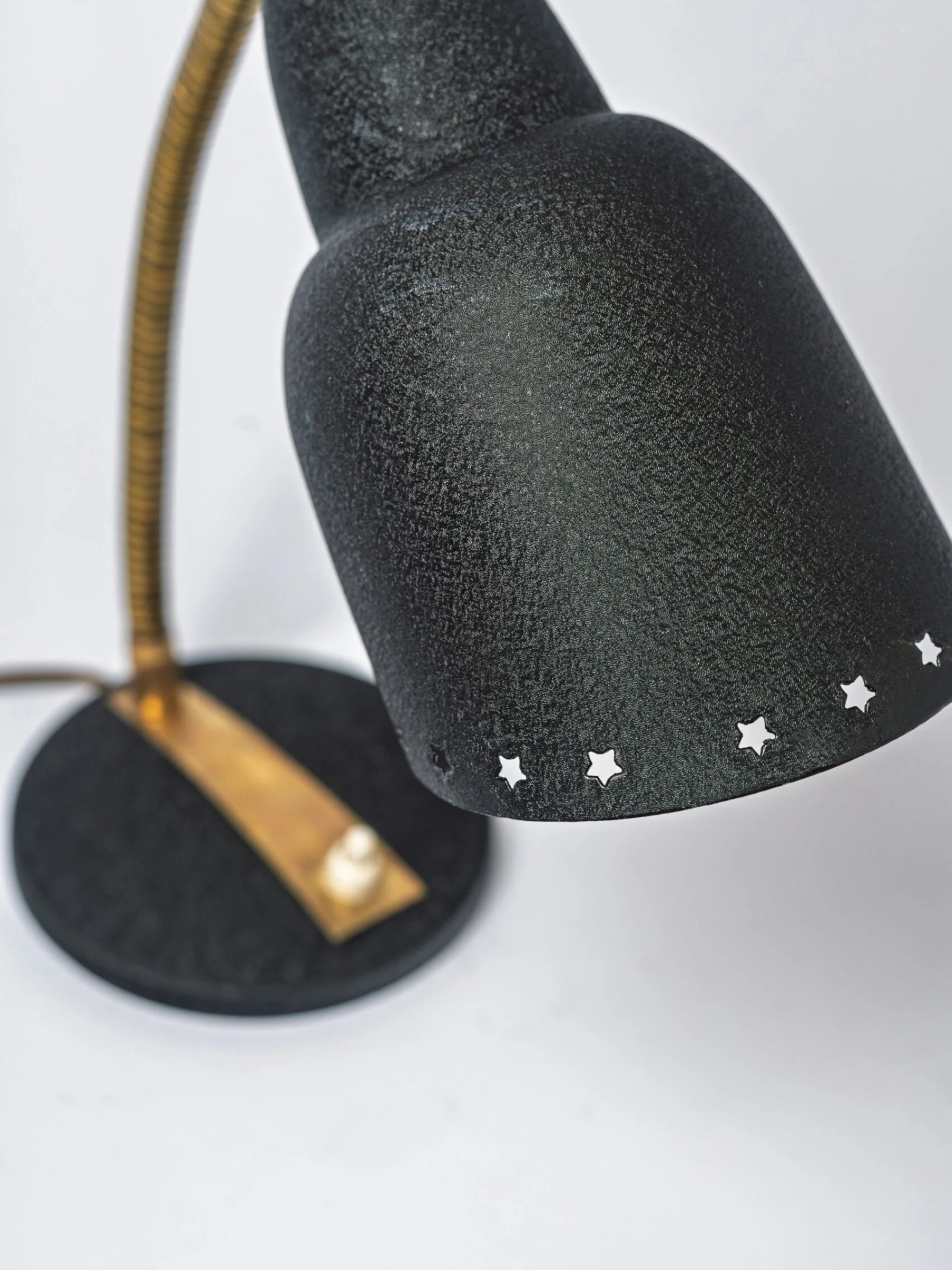 1950s MCM gooseneck brass & painted aluminium desk – table lamp