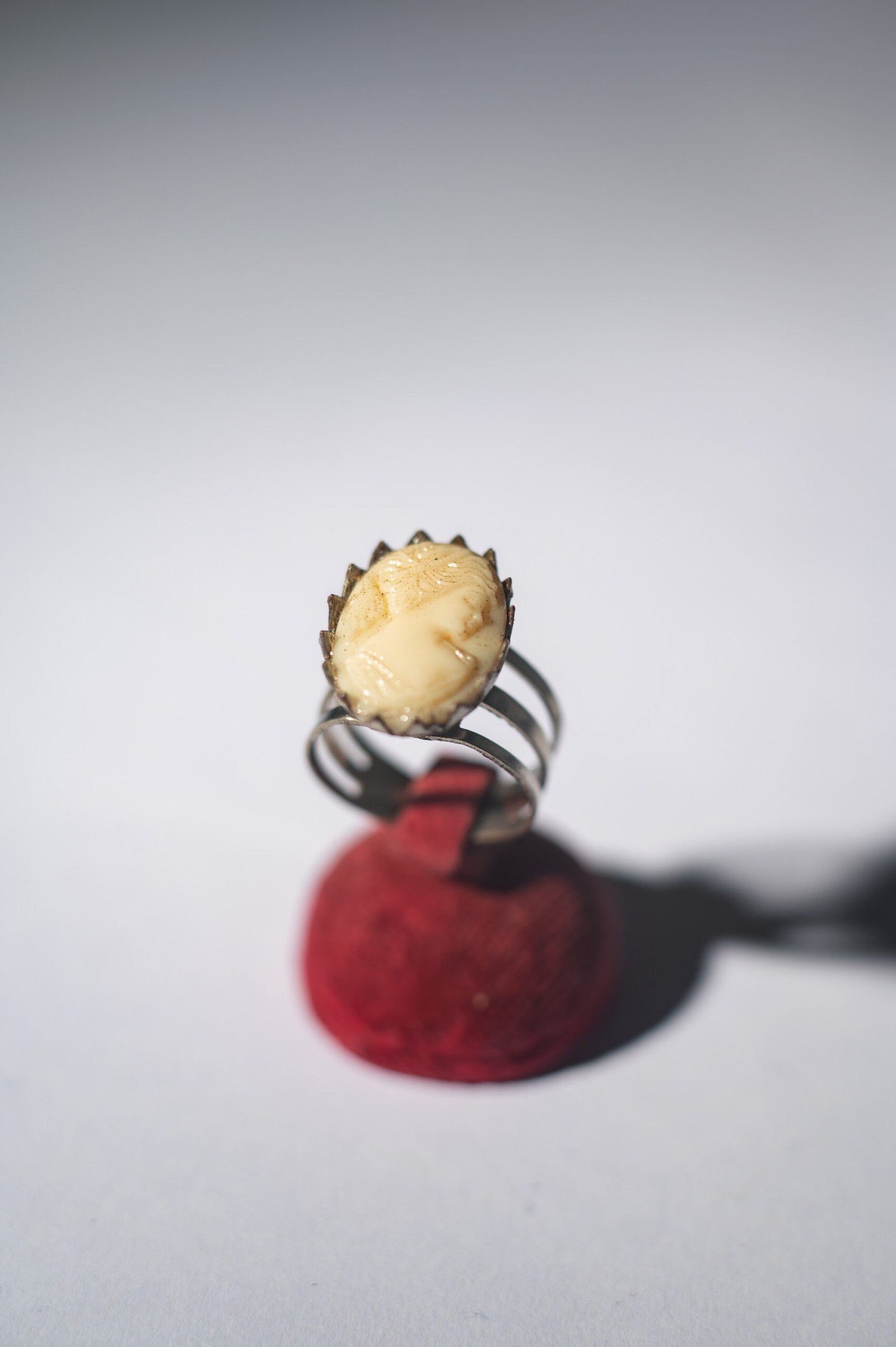 1960s Mid-Century Modern resin cameo adjustable ring